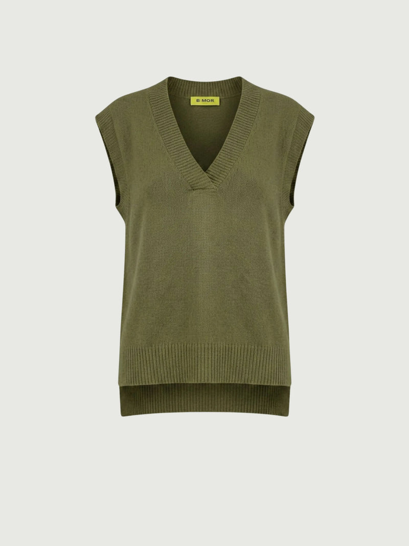 Vista frontale gilet over color oliva con scollo a V taglio asimmetrico