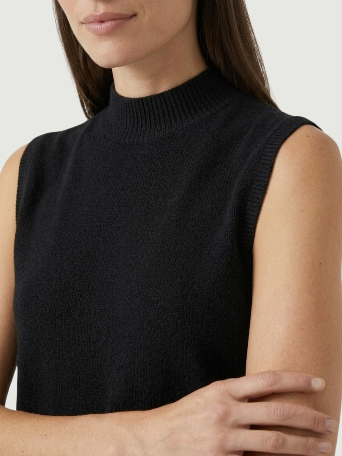 Dettaglio gilet smanicato con collo a lupetto nero