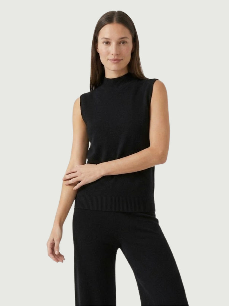 Modella indossa gilet smanicato con collo a lupetto nero ELI - BiMOR