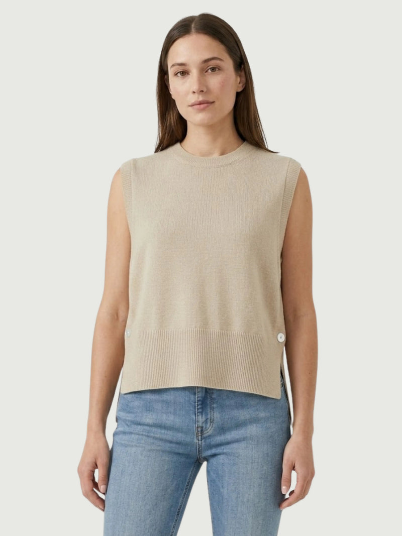 Modella indossa gilet smanicato con collo a lupetto beige ELI - BiMOR