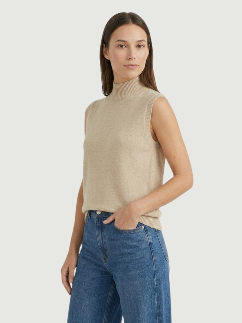Vista laterale modella indossa gilet smanicato con collo a lupetto beige