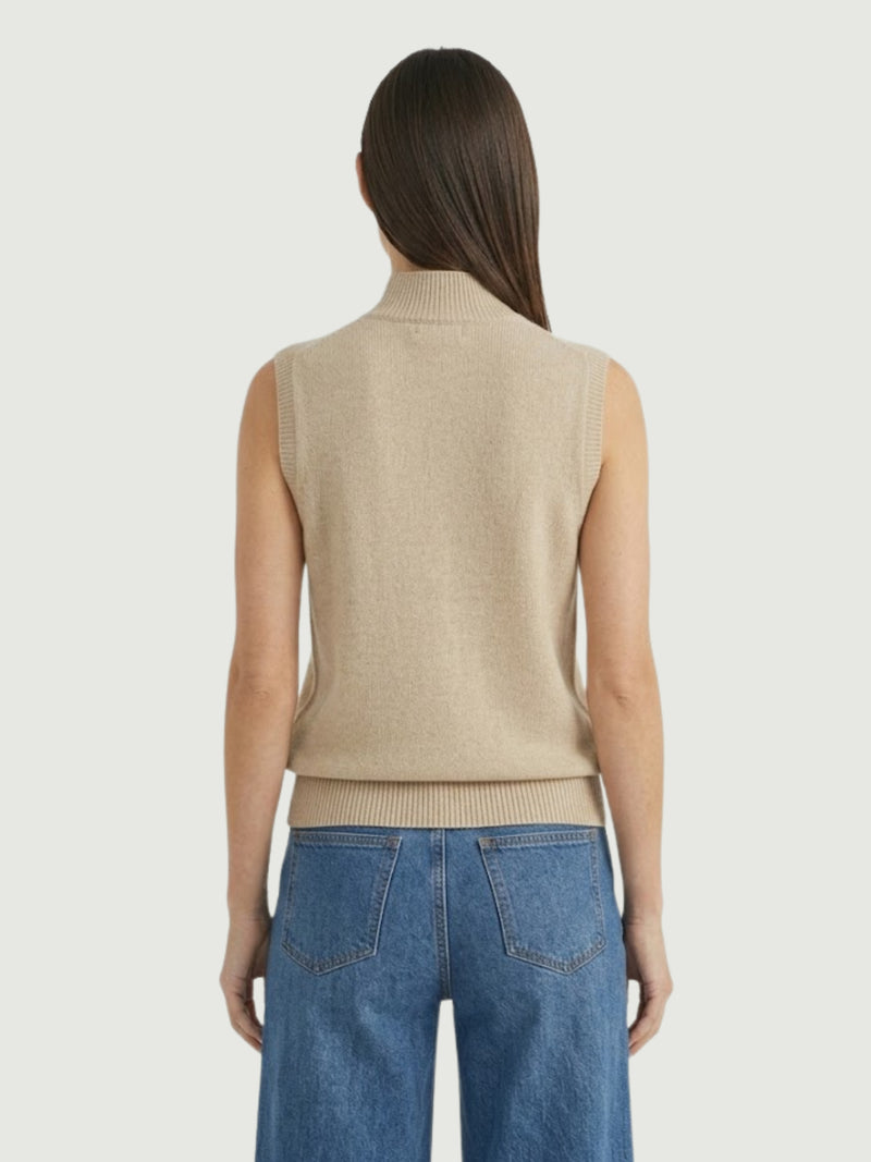 Vista posteriore modella indossa gilet smanicato con collo a lupetto beige