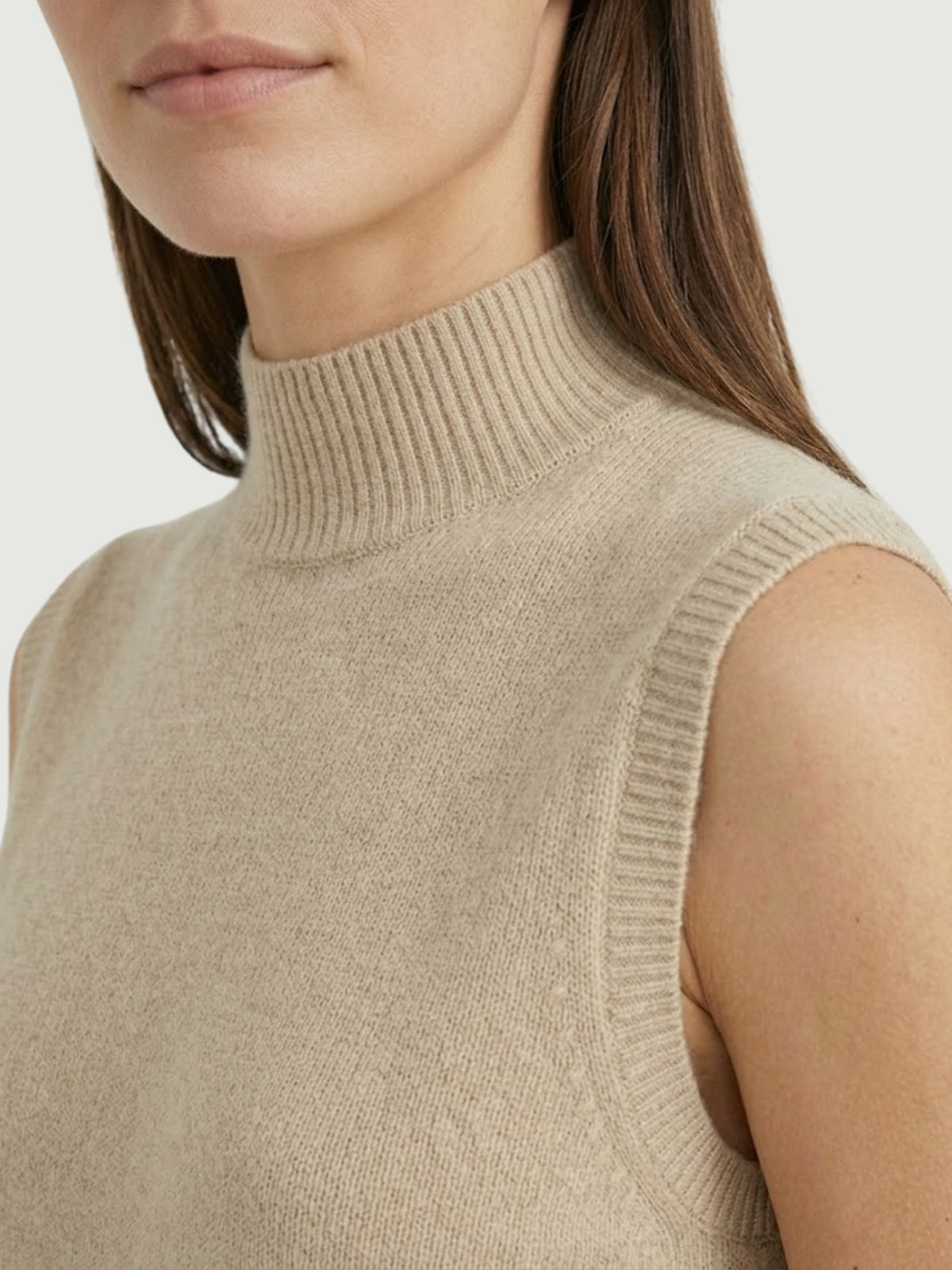Dettaglio gilet smanicato con collo a lupetto beige