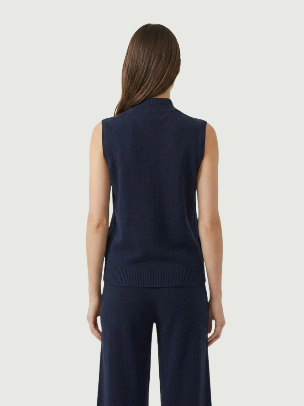 Vista posteriore modella indossa gilet smanicato con collo a lupetto blu scuro