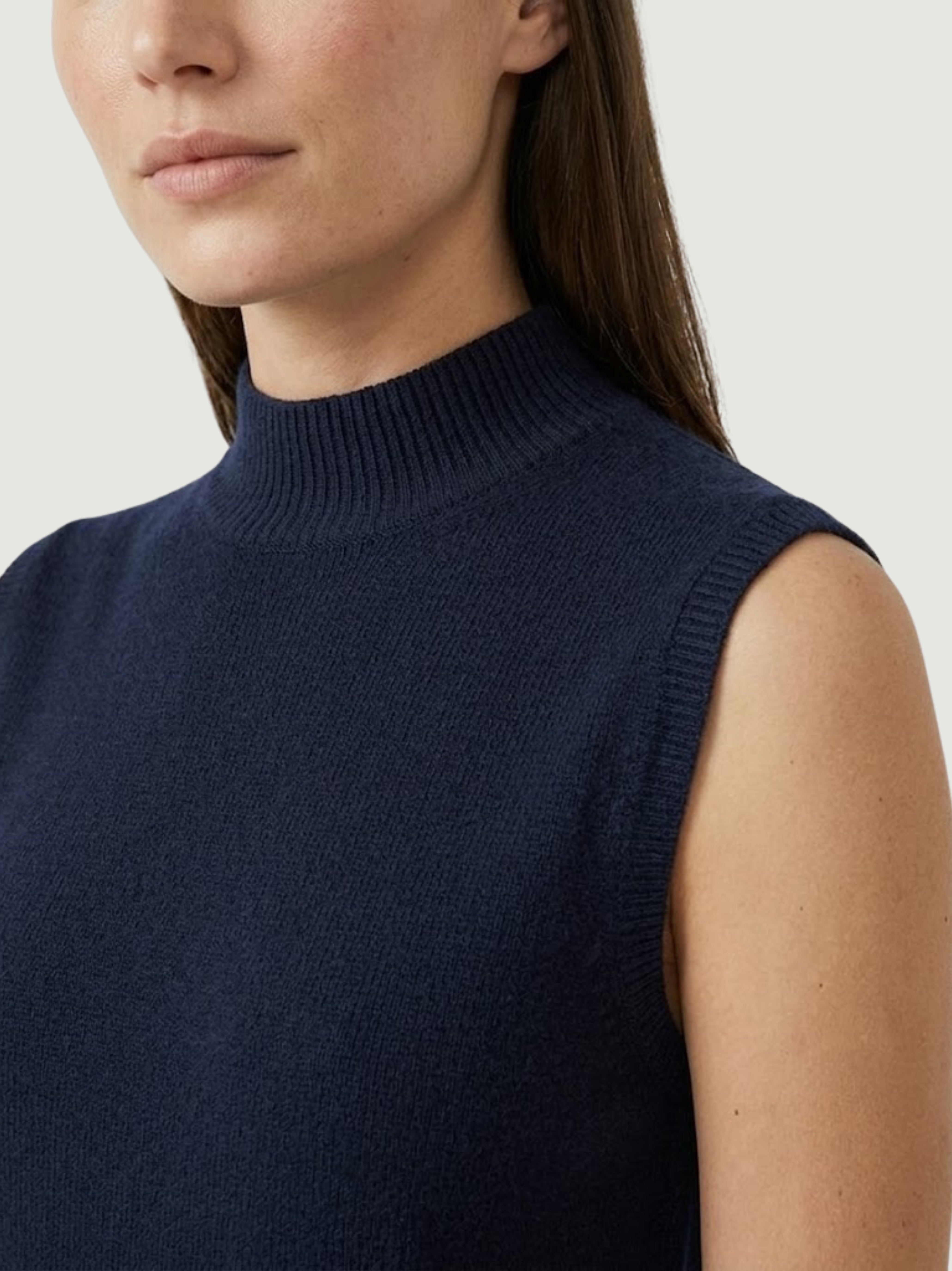 Dettaglio gilet smanicato con collo a lupetto blu scuro