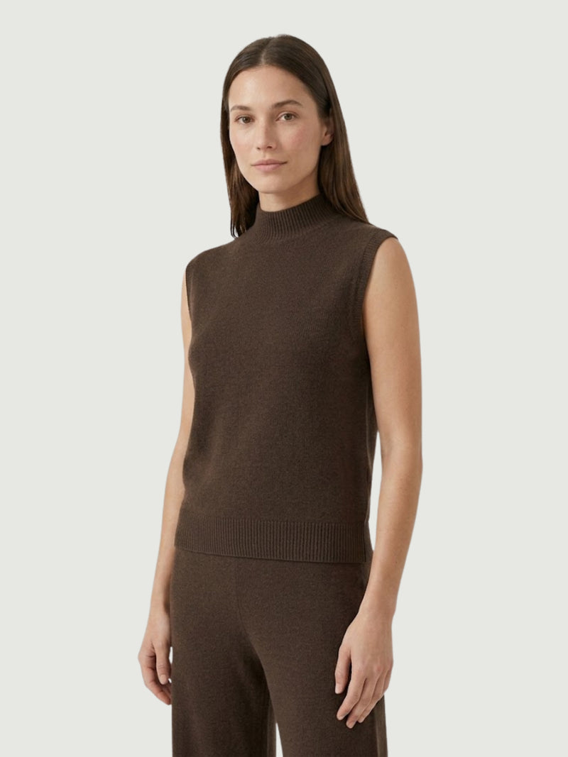 Vista laterale modella indossa gilet smanicato con collo a lupetto marrone
