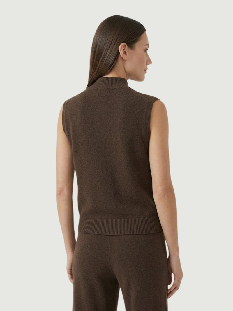 Vista posteriore modella indossa gilet smanicato con collo a lupetto marrone