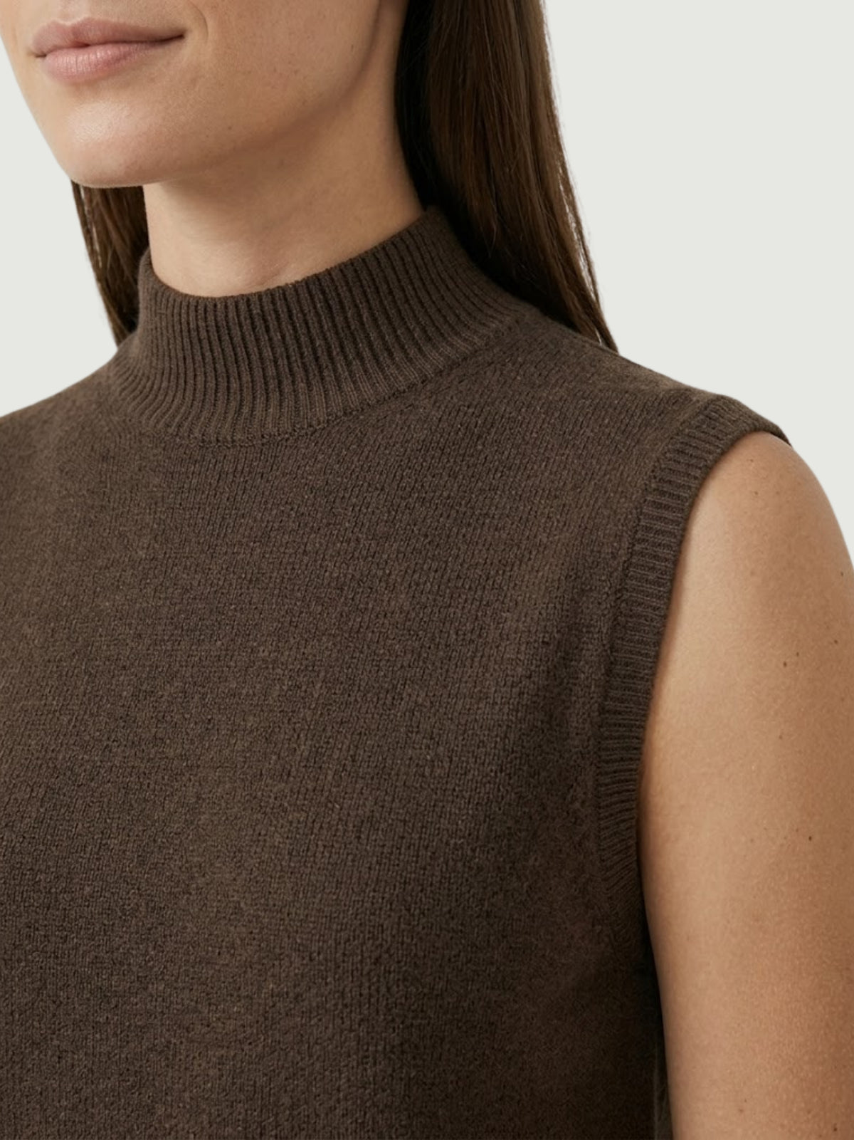 Dettaglio gilet smanicato con collo a lupetto marrone