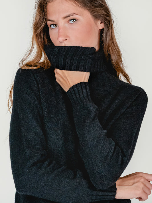IWO TURTLENECK SWEATER | BLUEBERRY