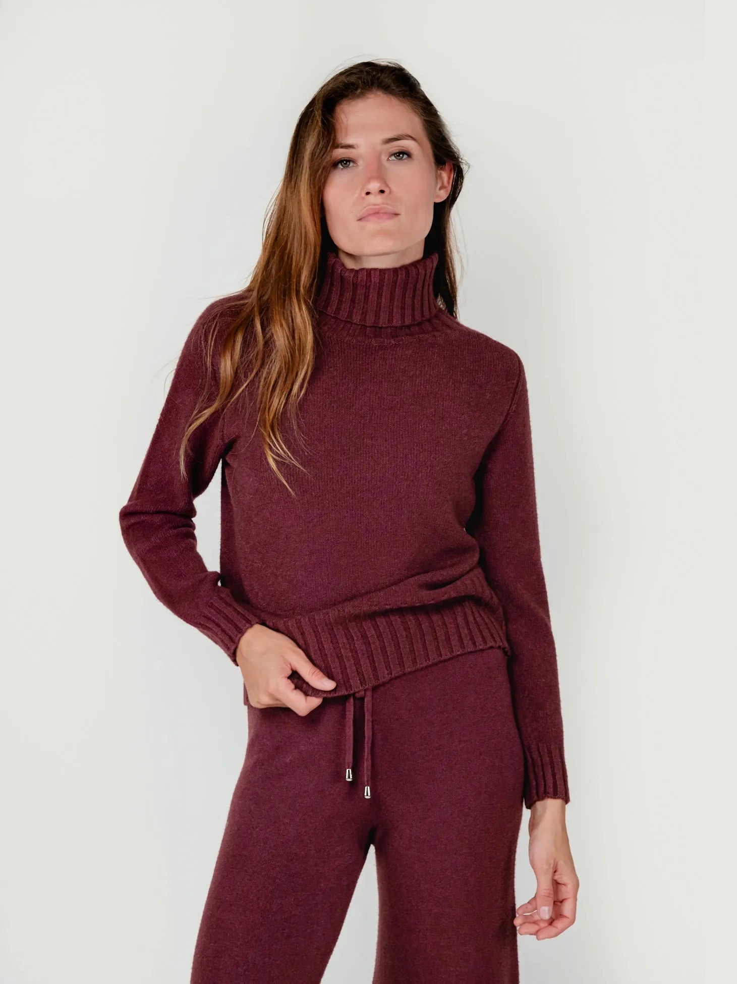 IWO TURTLENECK SWEATER | CHERRY