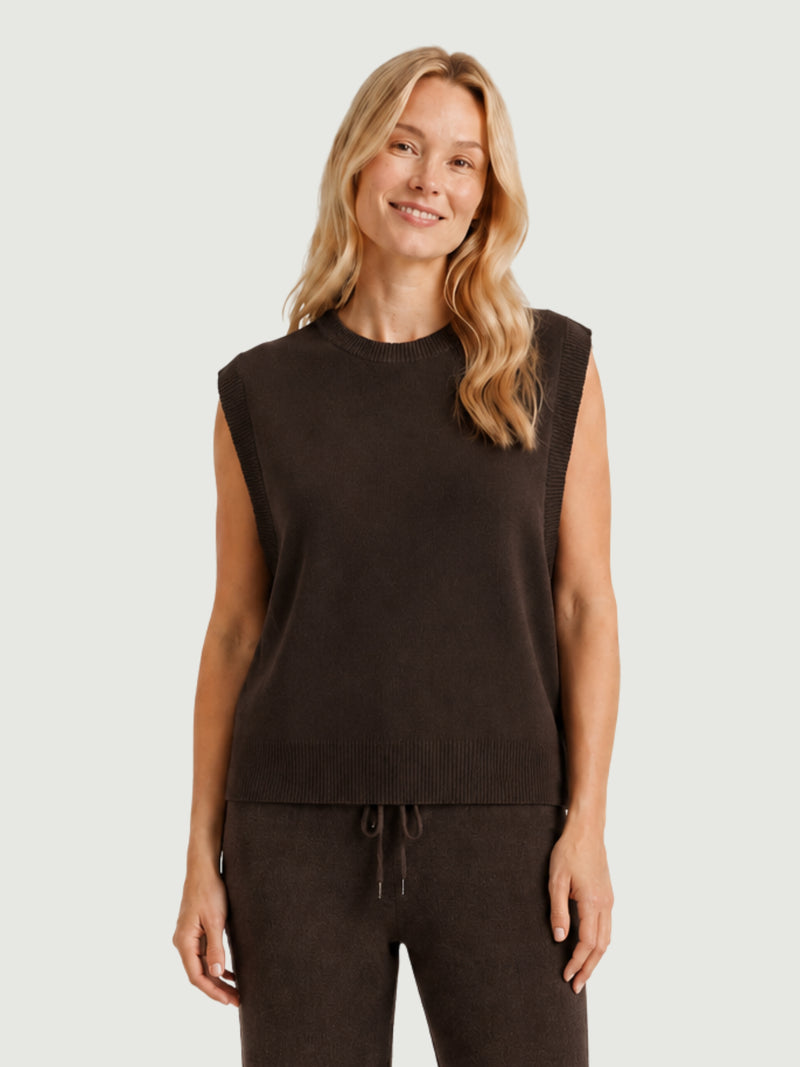 Modella indossa gilet smanicato marrone con aperture laterali chiuse da bottoni in madreperla BEA - BiMOR