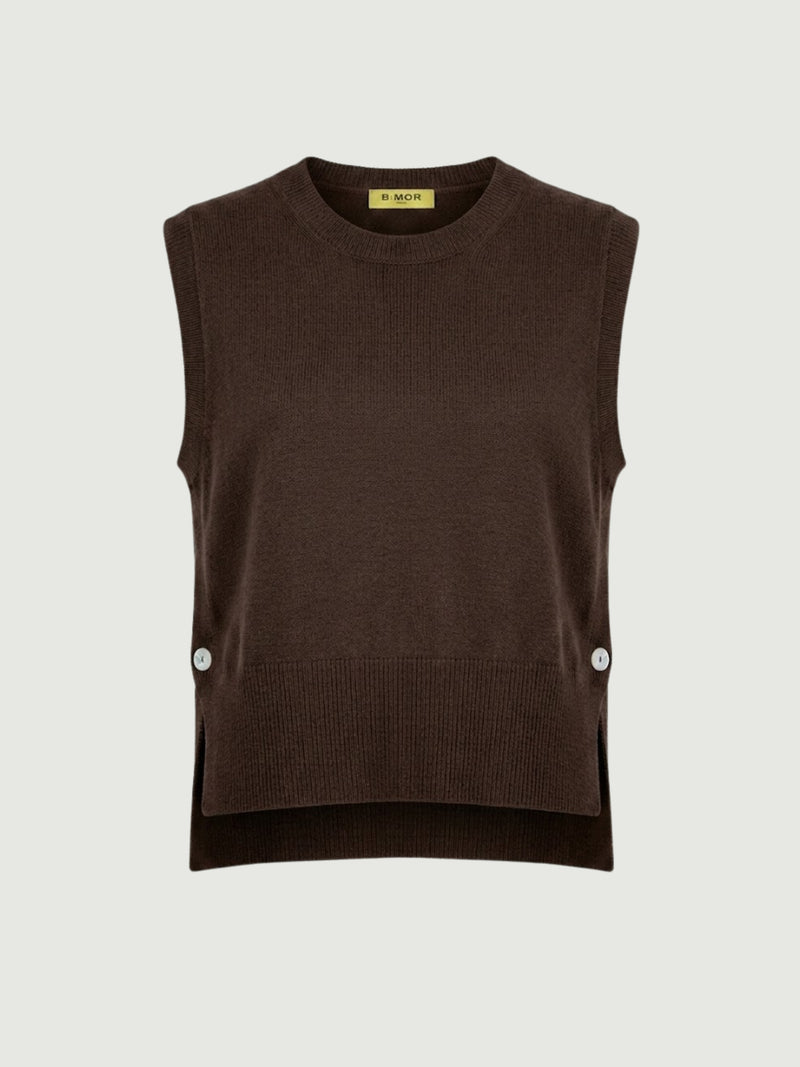 Vista frontale gilet smanicato marrone con aperture laterali chiuse da bottoni in madreperla