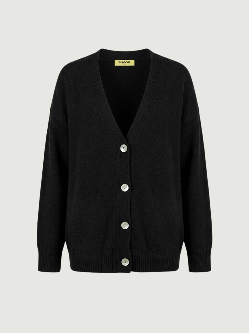 Vista frontale cardigan over nero, scollo a V, manica lunga con polsino a costine, chiusura con bottoni effetto madreperla