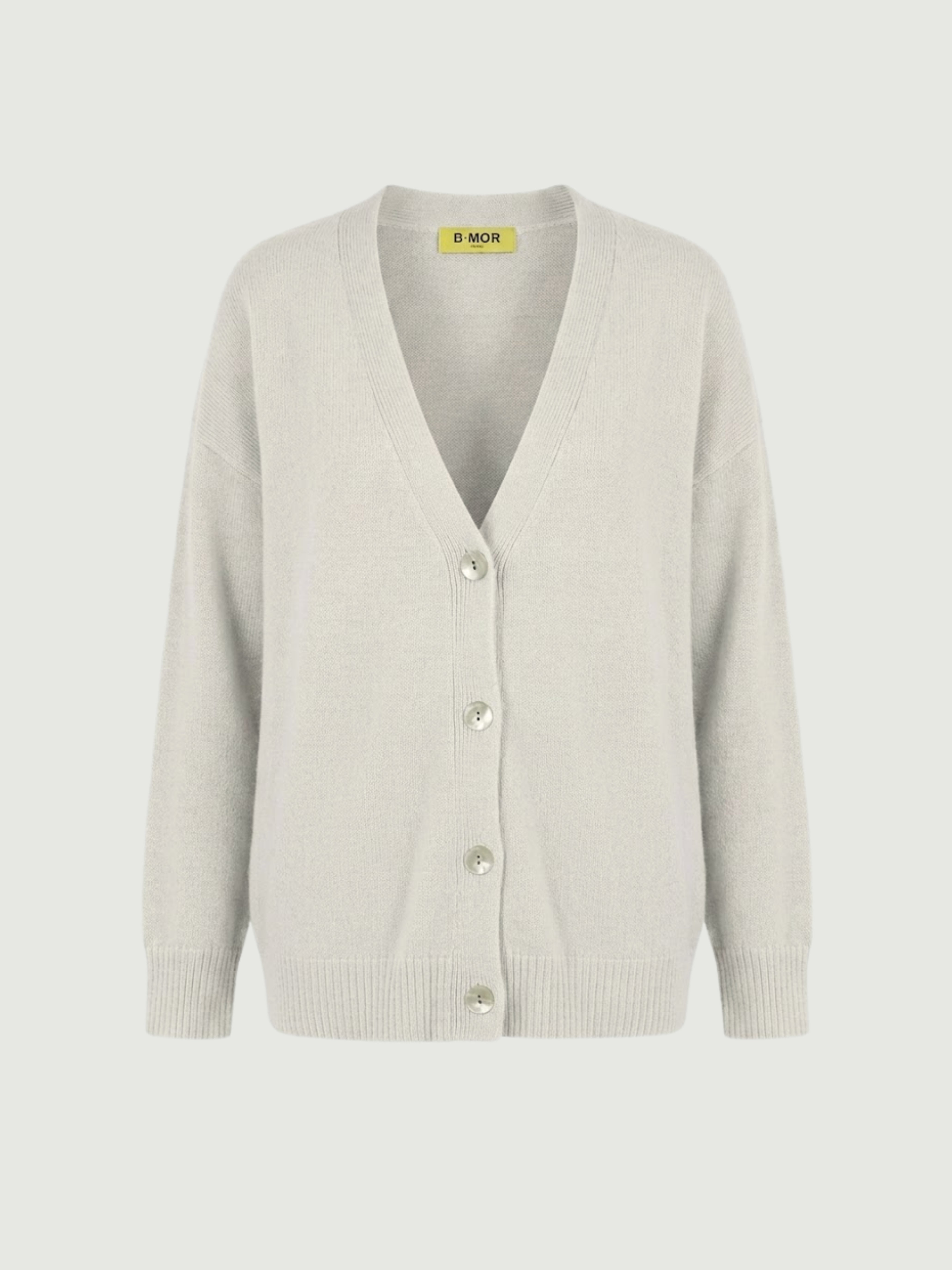 Vista frontale cardigan over bianco panna, scollo a V, manica lunga con polsino a costine, chiusura con bottoni effetto madreperla
