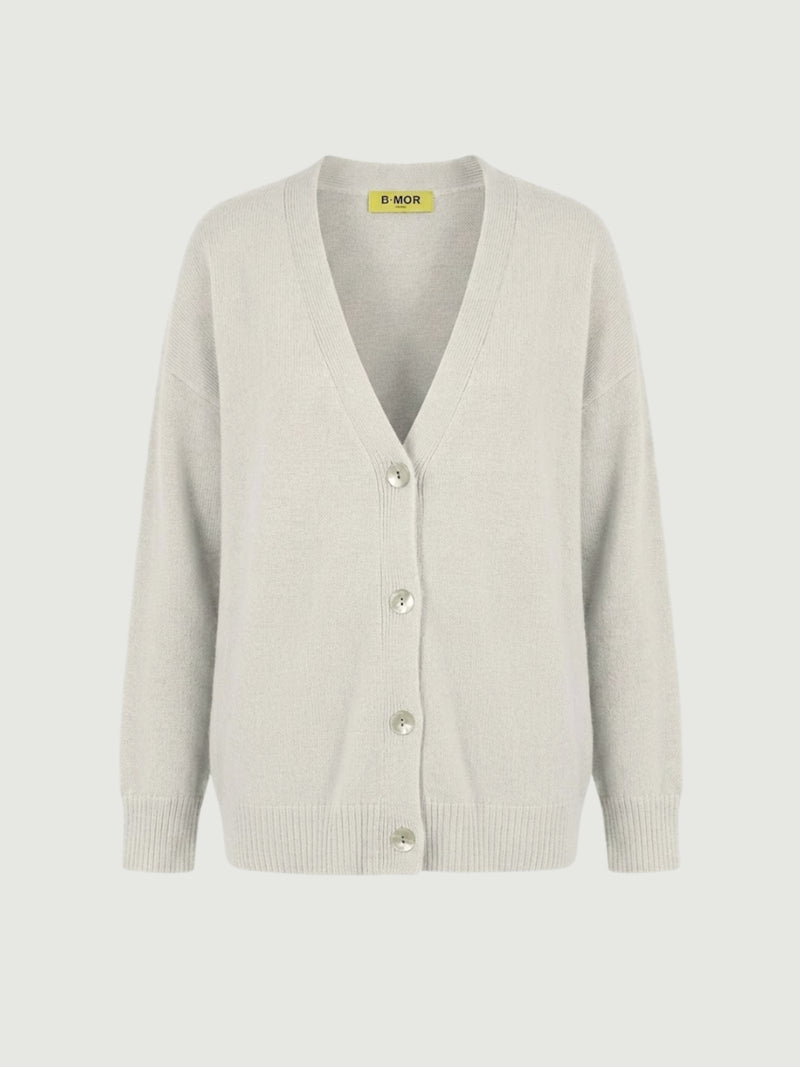 Vista frontale cardigan over bianco panna, scollo a V, manica lunga con polsino a costine, chiusura con bottoni effetto madreperla