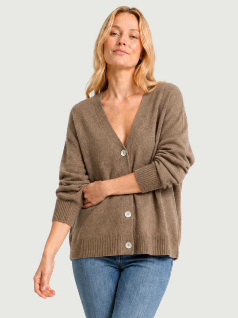 Modella indossa cardigan over nocciola, scollo a V, manica lunga con polsino a costine, chiusura con bottoni effetto madreperla SARA - BiMOR