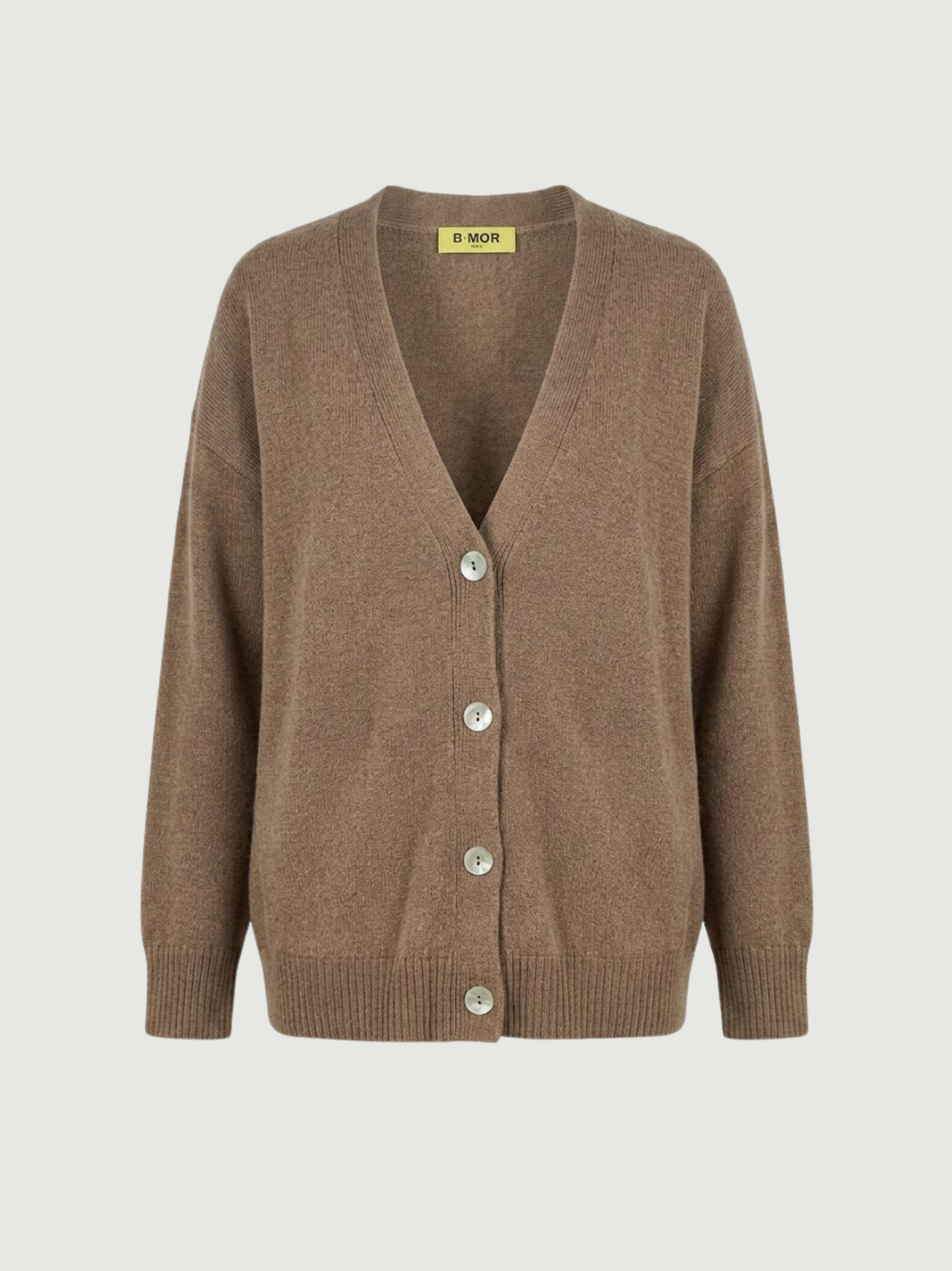 Vista frontale cardigan over nocciola, scollo a V, manica lunga con polsino a costine, chiusura con bottoni effetto madreperla