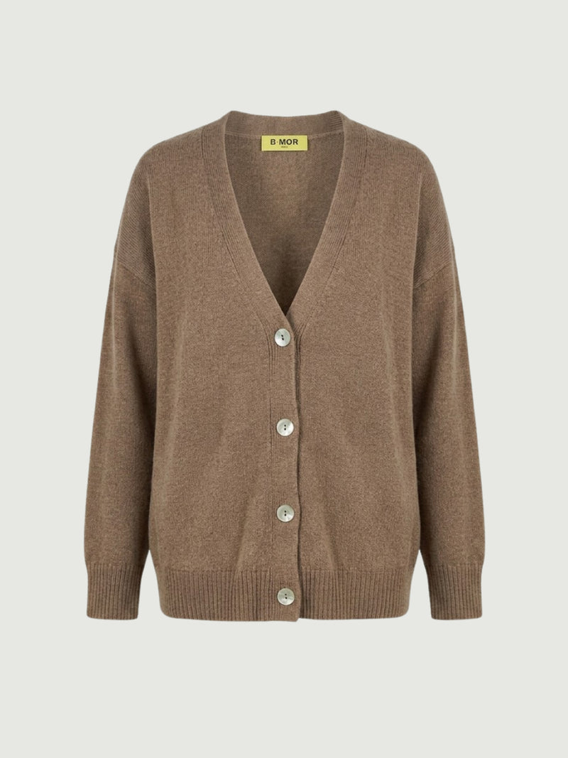 Vista frontale cardigan over nocciola, scollo a V, manica lunga con polsino a costine, chiusura con bottoni effetto madreperla