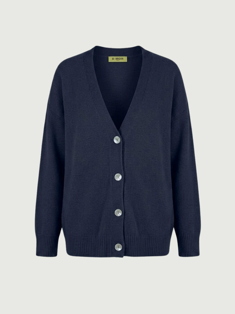 Vista frontale cardigan over blu scuro, scollo a V, manica lunga con polsino a costine, chiusura con bottoni effetto madreperla