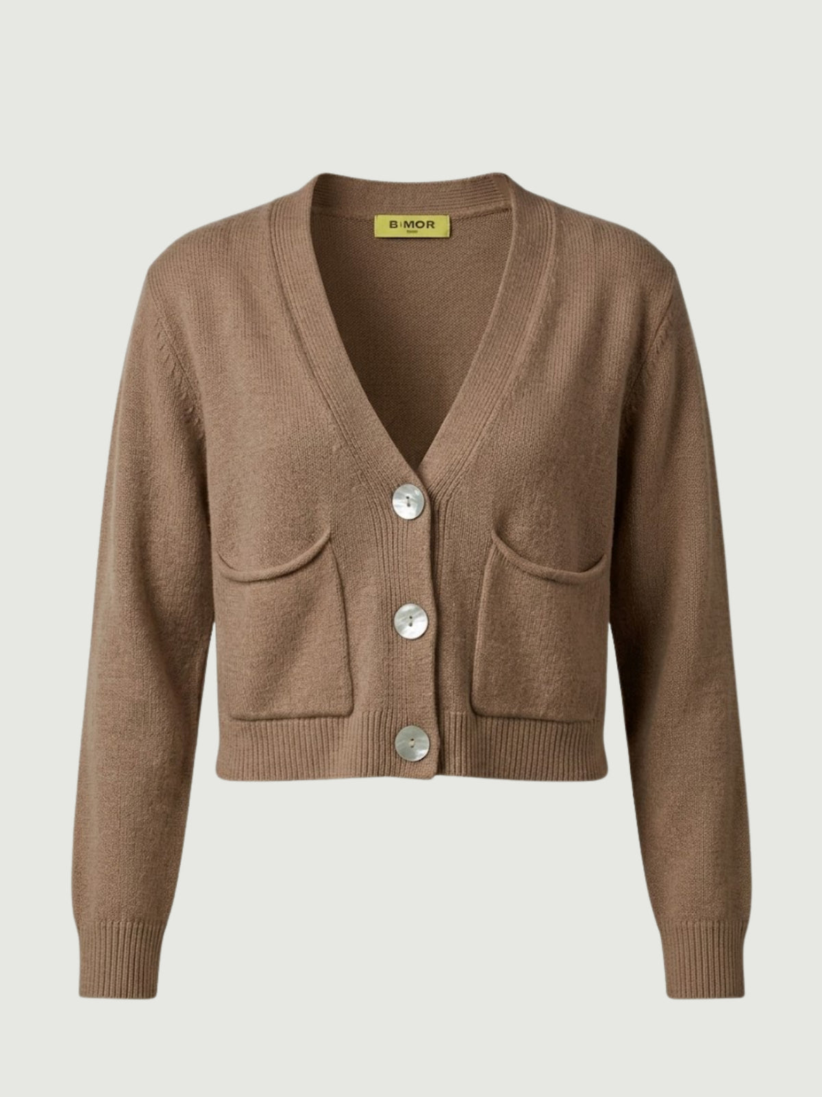 Vista frontale cardigan cropped nocciola con scollo a V, chiusura frontale con bottoni effetto madreperla, taschini applicati