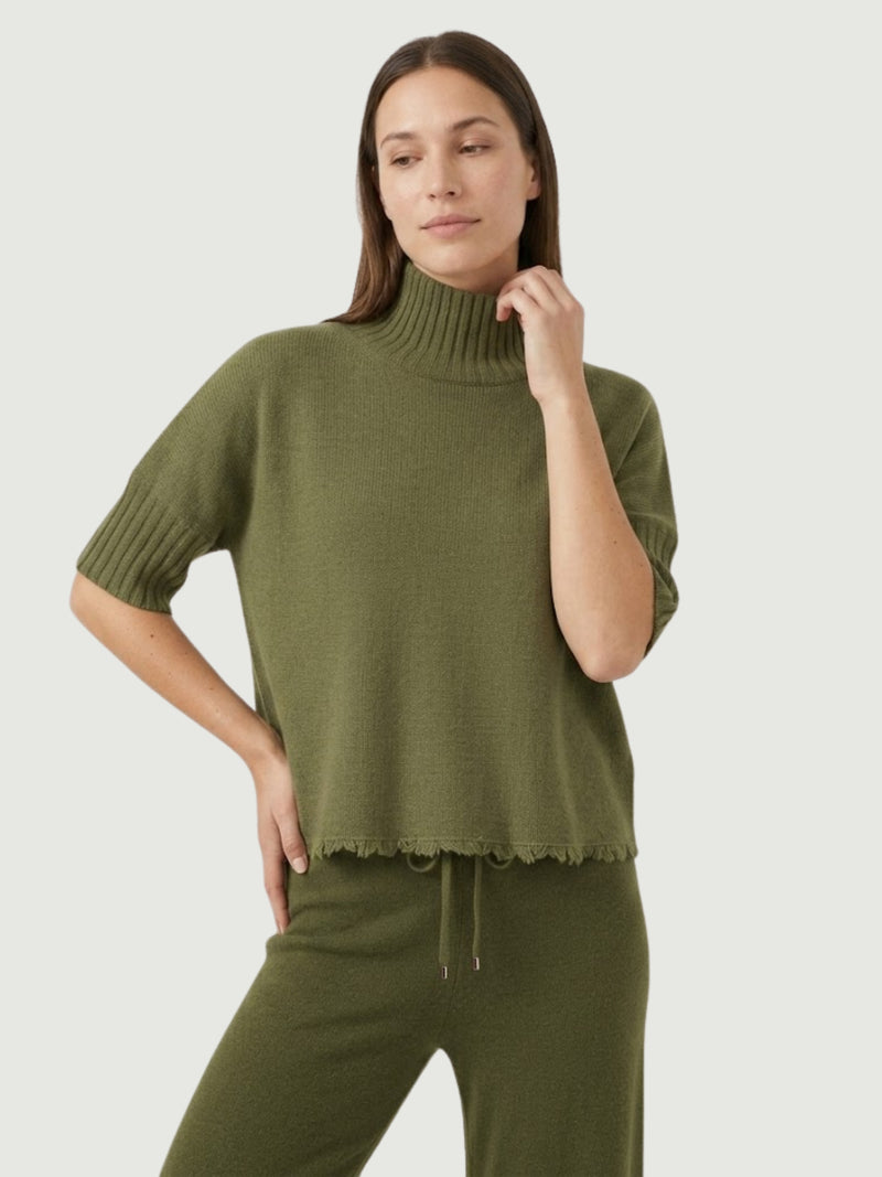 Modella indossa maglia lupetto verde oliva con manica a tre quarti e fondo sfrangiato FRA - BiMOR