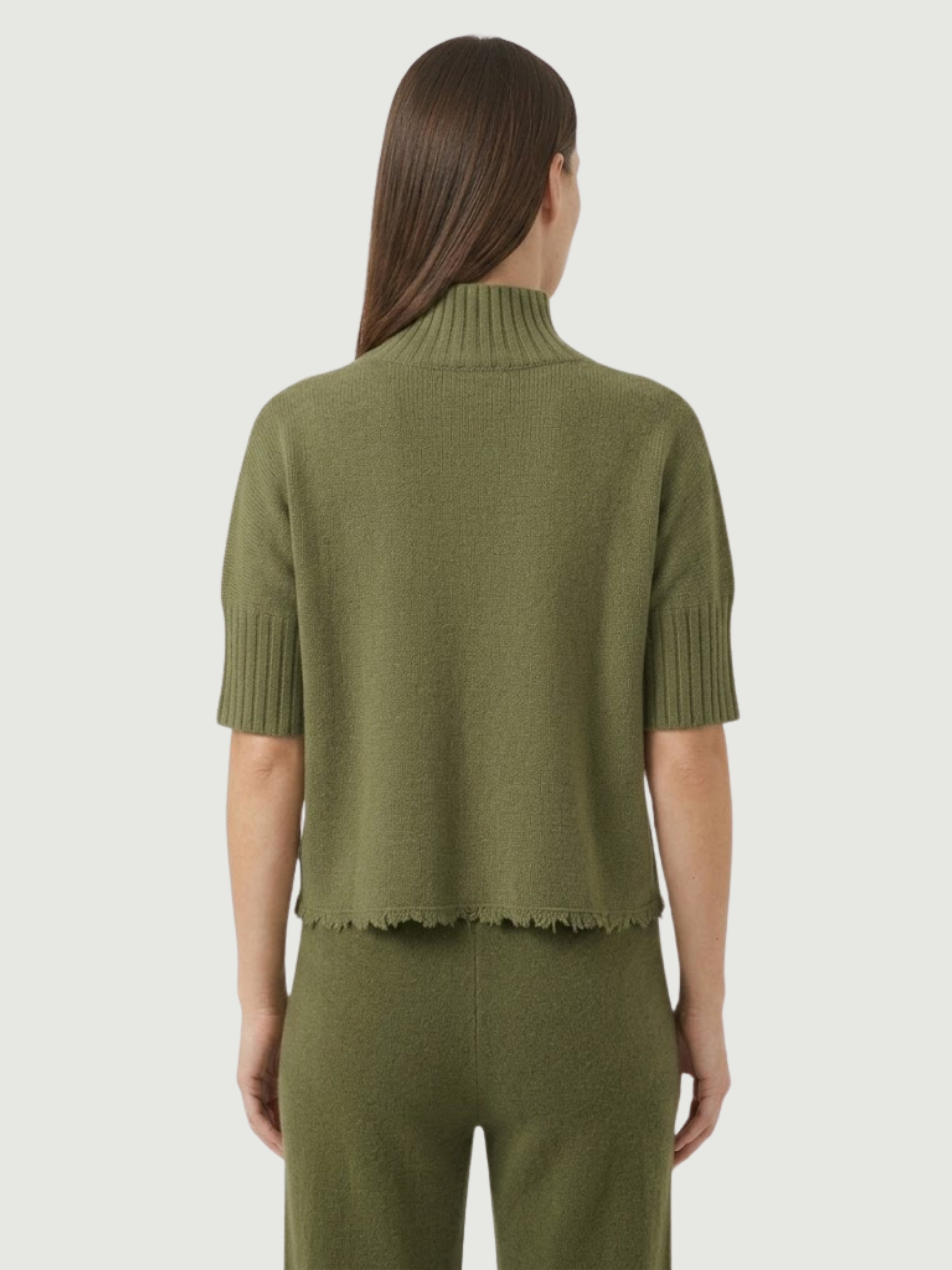 Vista posteriore modella indossa maglia lupetto verde oliva con manica a tre quarti e fondo sfrangiato