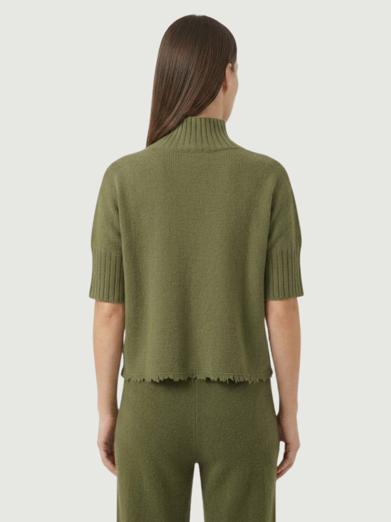 Vista posteriore modella indossa maglia lupetto verde oliva con manica a tre quarti e fondo sfrangiato