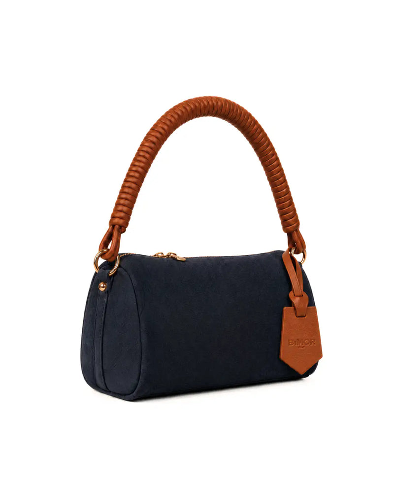 vista laterale borsa a spalla in camoscio blu notte con manico in pelle marrone