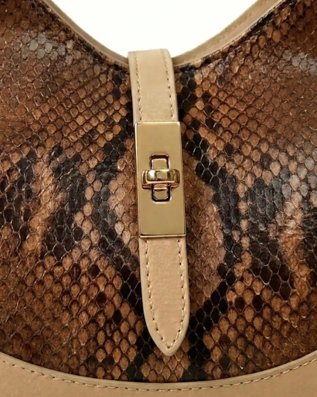 dettaglio chiusura borsa a spalla elegante in pelle di pitone marrone con manico e dettagli in pelle beige