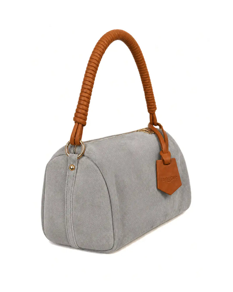 vista laterale borsa a spalla bauletto in camoscio grigio con manico in pelle marrone