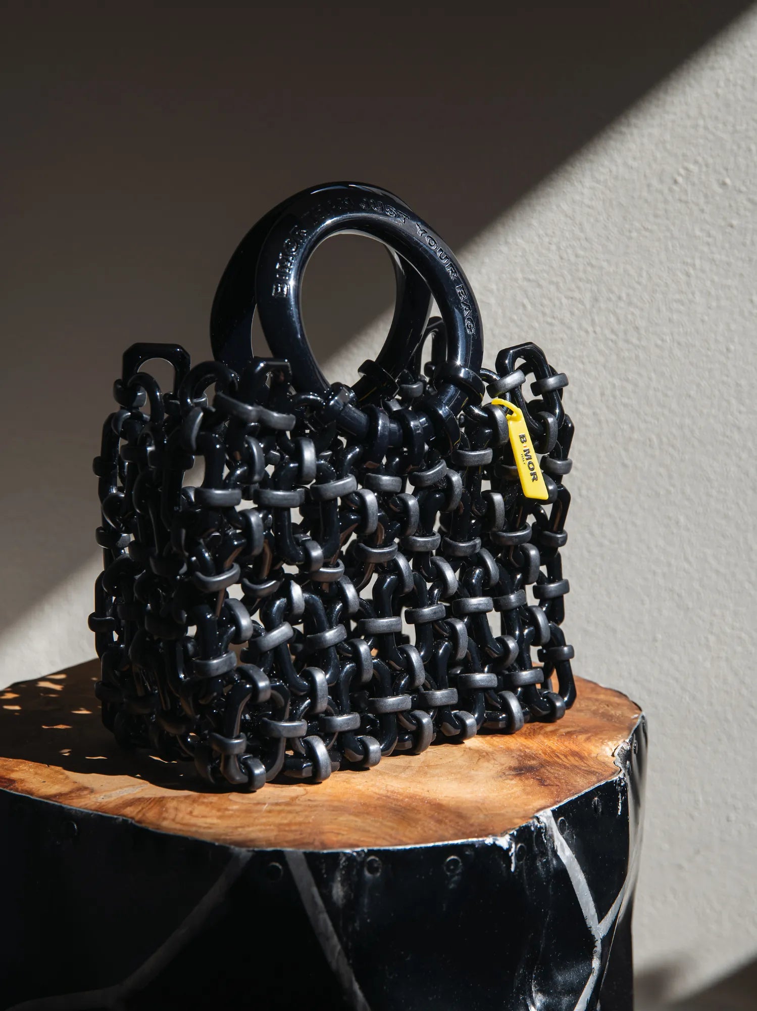 borsa a mano in resina nera appoggiata