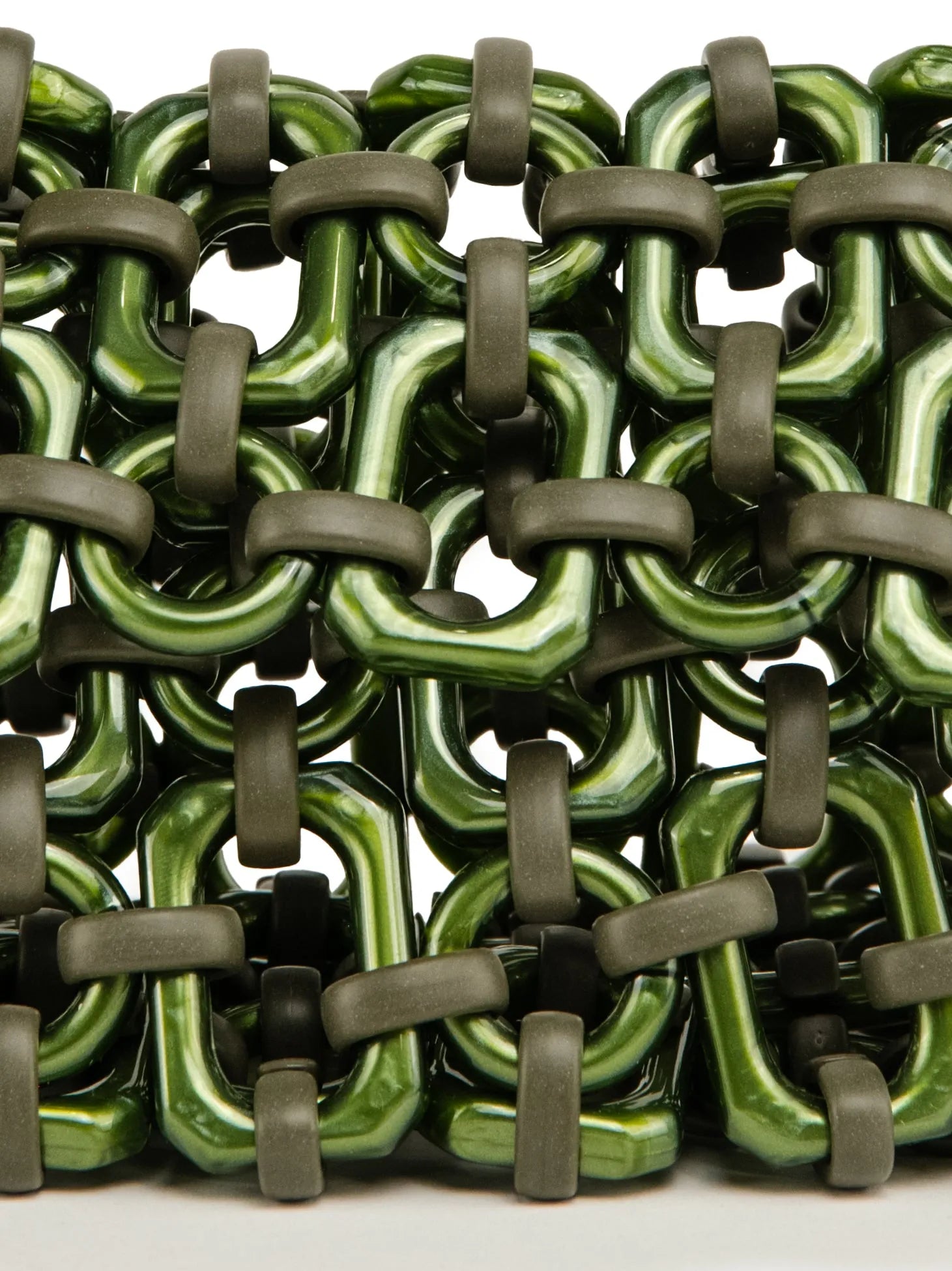 dettaglio borsa a mano in resina verde metallizzato