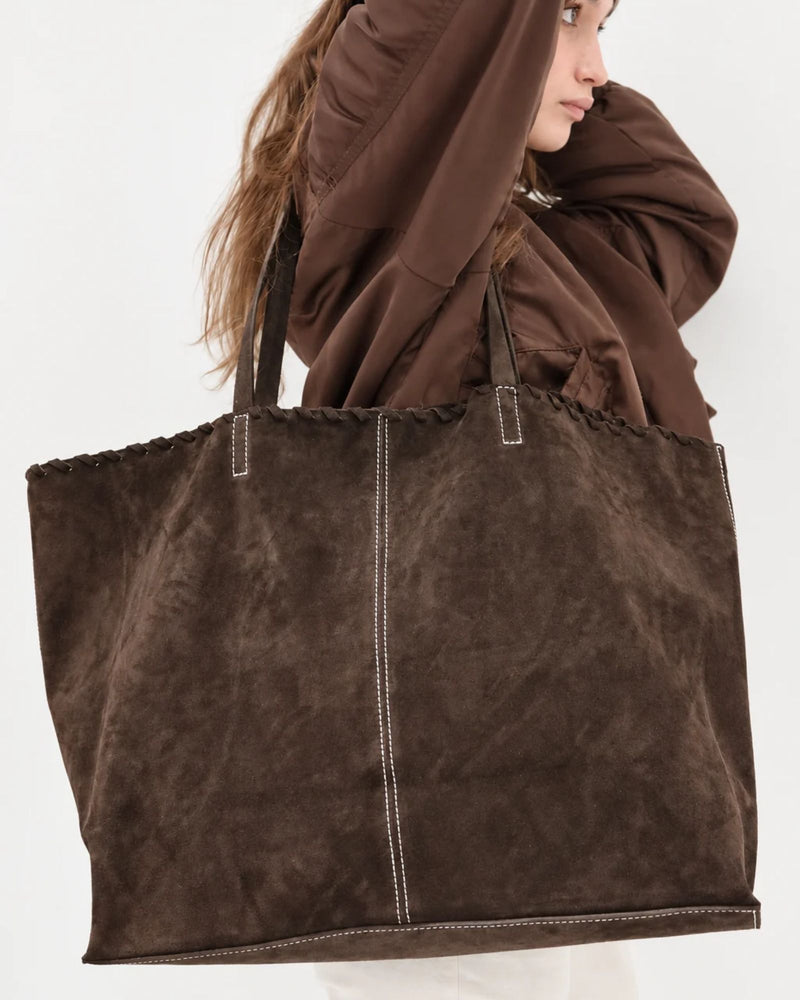 SOFTIE | ESPRESSO - shopper extra large in camoscio testa di moro indossata