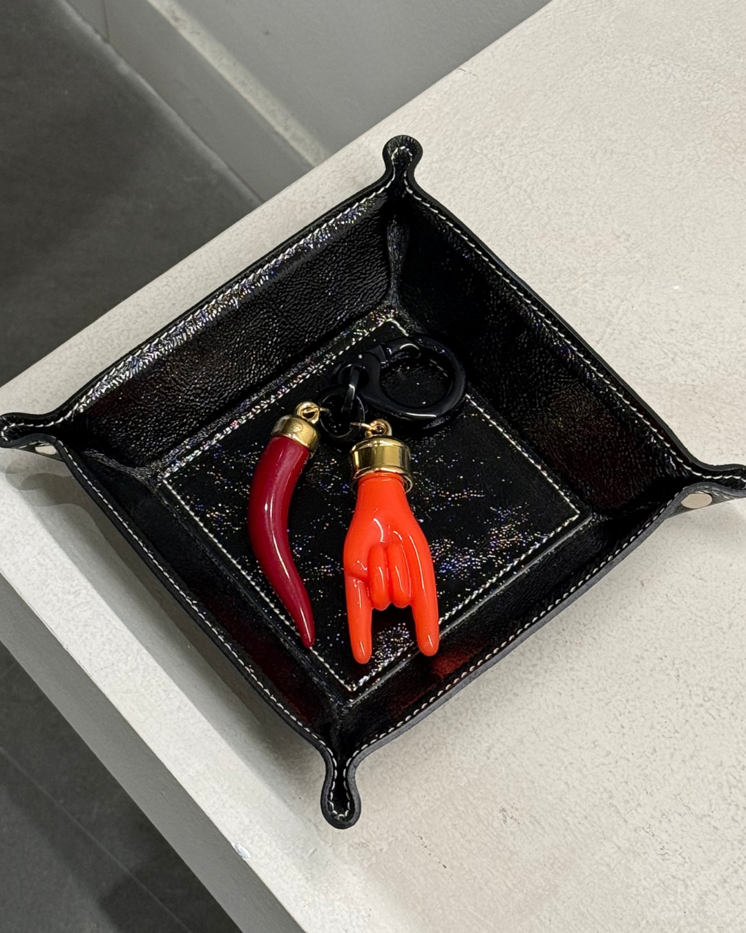 EMPTY POCKETS | BLACK NAPLAK