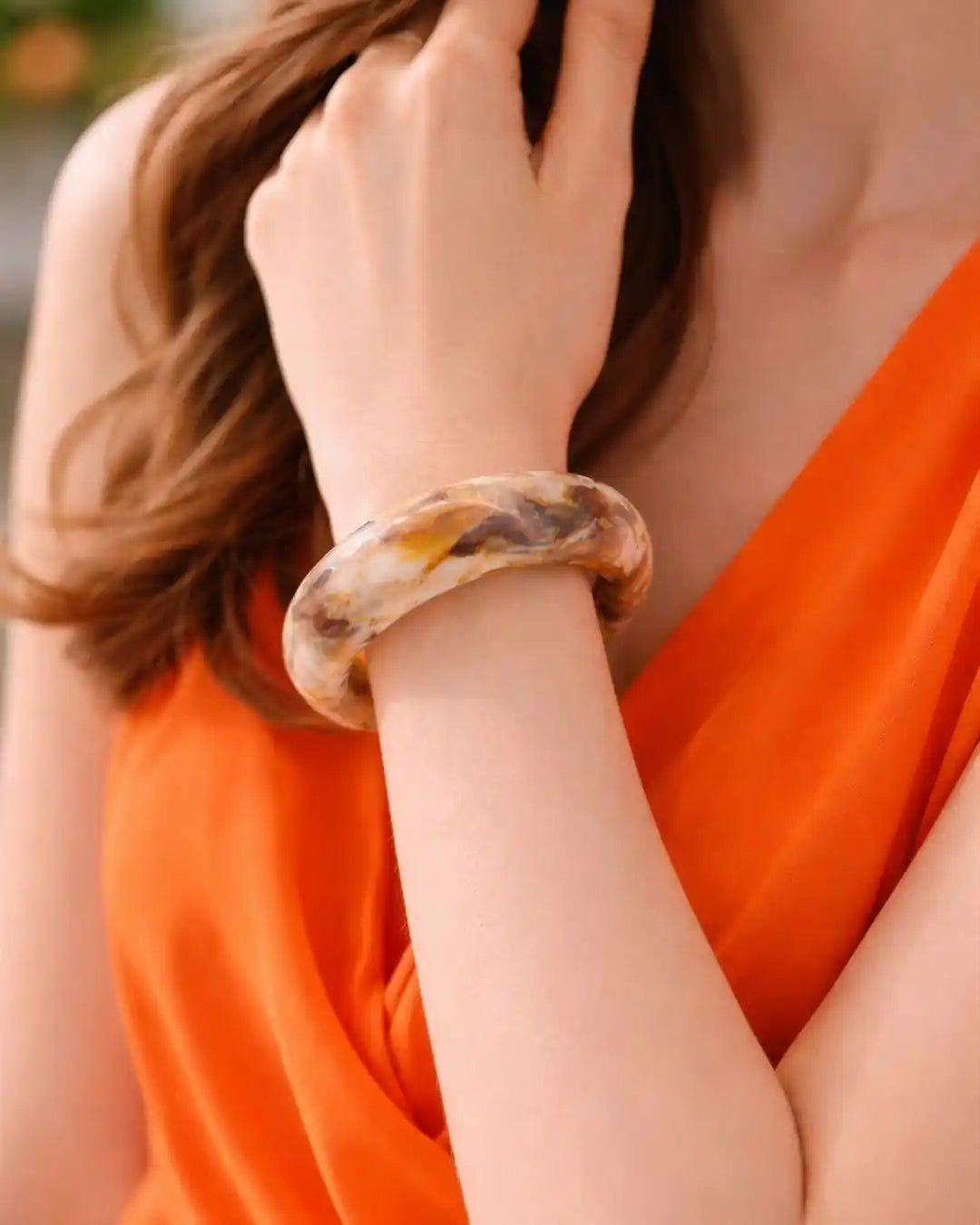 modella indossa bracciale in resina multicolore sabbia bombato lucido