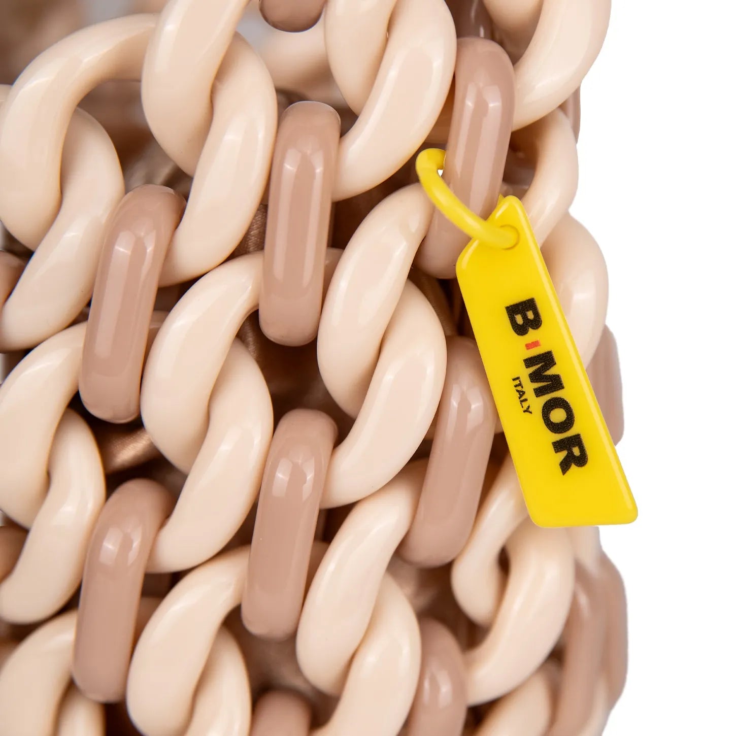 dettaglio targhetta borsa a tracolla in resina beige