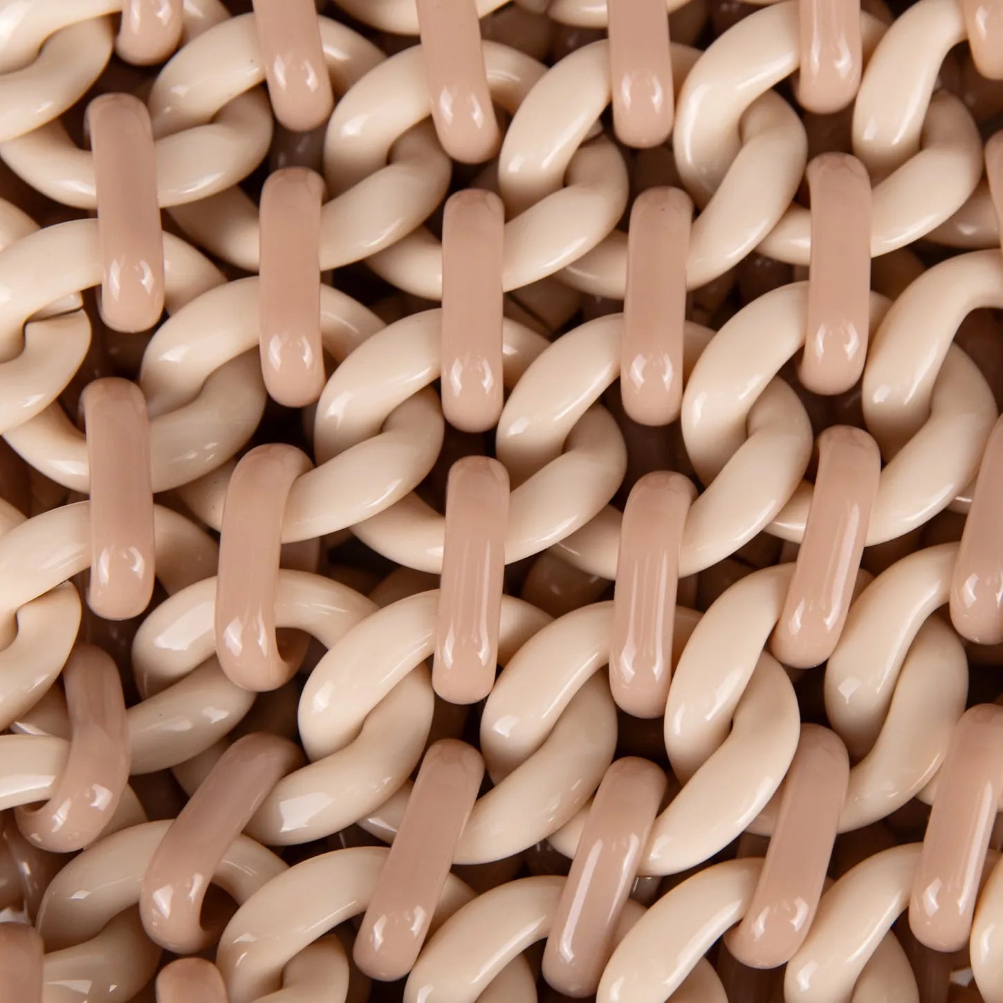 dettaglio borsa a tracolla in resina beige